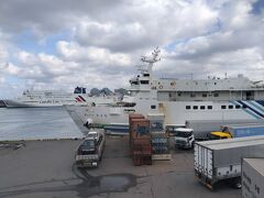 博多港からは長崎県の九州郵船のジェットフォイルとフェリーが壱岐と対馬へ就航しています。
今回利用したのは運賃の安いこのフェリー。
往復で5920円ほどです。
