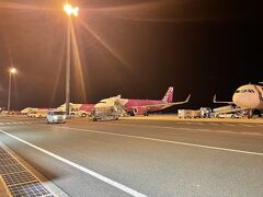 予告通り？19:20出発で関空には22:45頃着いたかな？

バスには頑張れば乗れそうだけど、着いた先で一泊しなきゃいけなくなるので関空で泊まって行きます！

一回空港泊ってのをしてみたかったけど、どう見ても旅の猛者みたいな方々しかいなさそうなのでエアロプラザにあるNodokaに行ってみることに。