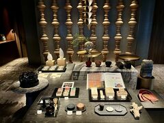 【デュシタニ京都】

2024年9月22日，秋分の日，地下鉄烏丸線「五条」から徒歩でデュシタニ京都へ。今日は京都の友人と3人でアフタヌーンテイーです。
https://www.dusit.com/dusitthani-kyoto/ja/
日曜・祝日のため「亀末廣」さんは休業日。