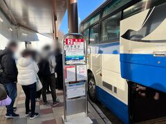 14時34分に、長野原草津口駅に到着致しました。

寒さはあまり感じませんでした。
むしろ、電車の中が暑いくらいだったので、外の澄んだ空気感が気持ち良く感じたことを覚えております。

草津温泉バスターミナル行きのバスが14時45分に出発とのことで、非常にスムーズに乗り換えることができました。
バスは、観光バスタイプのものが3台出ておりました。
