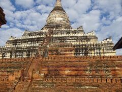 　オールドバガンから少し離れた(タビニュ寺院から約1.5km）、シュエサンドー・パゴダに到着。５層のテラスを持つ大きくて見事な仏塔は、地震前までは階段で上部にまで上がることができ、四方を見渡せることができるため朝日や夕日を眺めるベストな場所でいつも観光客で混雑していました。しかし現在は上部に上がることができないため、観光客は非常に少なくなっていました。　なお高さ50ｍの急傾斜の基壇の階段は、本当に怖かったです。