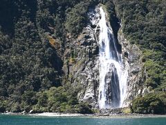 最初に現れるのが、
160mのボーウェン滝。

160mってー､､､

日本の有名どころだと、

華厳の滝が97ｍ、
那智の滝が133m、だそう。

そうびっくりする落差でもないけど
こちらは水量がハンパない。