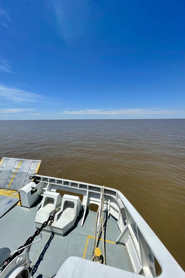 デッキへ出てみます。視界には河と空しか入らないのでゆっくり進んでるように感じますが、横を見るとかなりスピードが出ていることがわかりました。