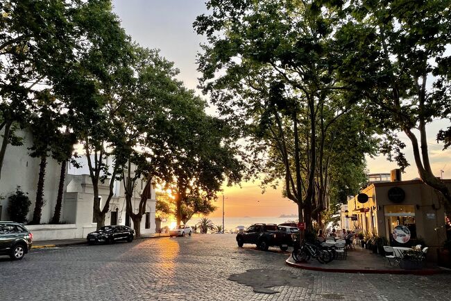 日が暮れてきました。空がオレンジ色に変わります。