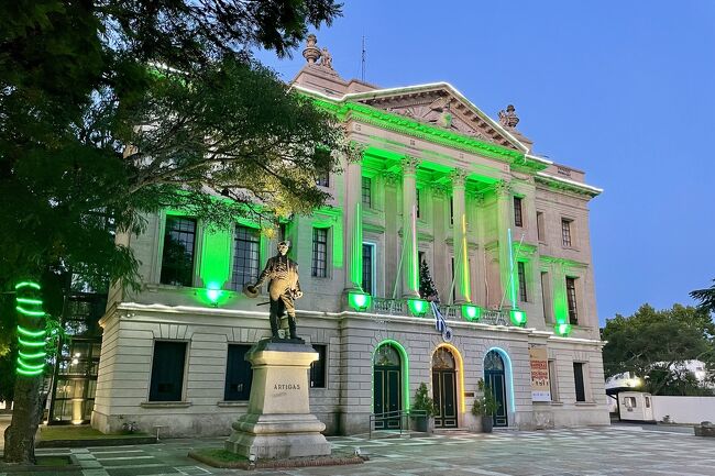 いったんホテルへ戻ります。州政府の正面側はクリスマスのライトアップが。