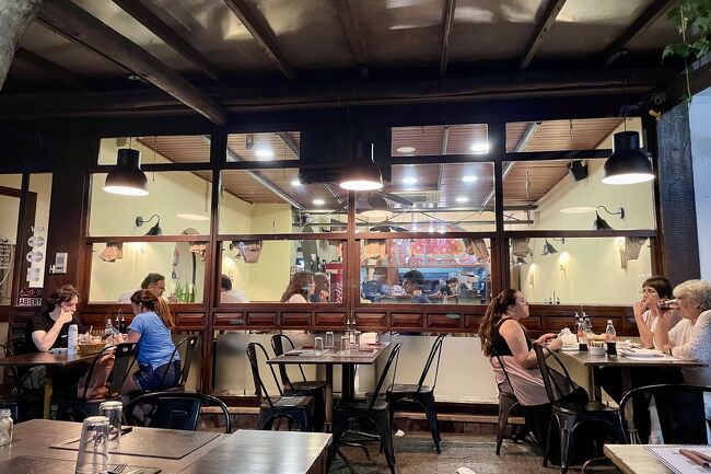 夕食はウルグアイのアサドを。炭火の上でじっくりと焼くアルゼンチンスタイルに対して、薪火の炎から離してじっくりと焼くウルグアイスタイルのレストランでは厨房に炎が見えます。