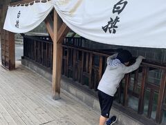 とにかく寒い…
ホテルに着く前の道の駅でもそうでしたが
風もあるし、気温も1ケタだし
上着的にはあるだけの長袖着込みます…

ホテルからバスターミナルは10分以内って感じですかね
バスターミナルから湯畑までは徒歩数分
広場すぐにこんなのが。