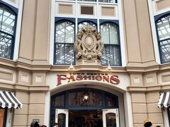 ハロウィン最後の日曜日だったのでなかなかの混み具合でした。
私はリアリストなので仮装などはしませんが、ここでは普段使いできるサンダルやTシャツなどをよく買っています。
被り物とか大袈裟ではない商品が多いところがGOOD！
リアリストでもOKなショップです。