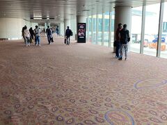 ムンバイの空港に到着
なんか絨毯だし、キレイだし、今までのインドとは違う雰囲気