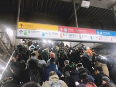 品川駅むっちゃ混んでますがここから新幹線や京急に乗り換える人多し