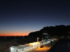 6：00、大島の岡田港に到着しました。空が赤く染まり始めているのが綺麗です。
去年に比べてそれほど揺れなかったし、酔い止め薬も飲んでいたので、わりとしっかりと眠れました。大島で部屋の半分くらいの人が下船しました。