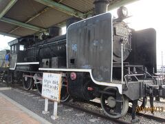 多度津駅近くに蒸気機関車5800号機
四国旅客鉄道多度津工場も近くにある。