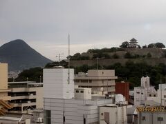 丸亀プラザホテルの部屋から見た丸亀城と讃岐富士飯野山