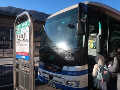 接続のバスは電車の到着に合わせてダイヤが組まれているため､改札を出てバスに乗り込み､程なく出発

08時54分発ですが､､､バス前方の時計では1分前の08時53分に出発しました
駅員さんが乗り遅れ客がないのを確認してたみたいですけど