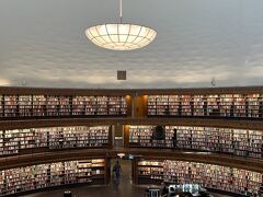 早速階段上がって最上階まで来てみました

わ&#12316;ぉ！！
これが図書館とはスンバラしい！！

360度見渡す限り本がぎっしりと保管されています

一体何冊保管されてるのでしょう
と、調べてみたら

「図書200万冊、その他も含めて440万点を所蔵」とのこと
（Wikipediaより）

こんなに本があったら1年中ここで過ごしても
ぜんぜんたらないくらい

本好きにはたまりません
（最近は読書できてないけど・・・）
