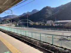 12月29日（金）です。

次の目的地である四万温泉へ向かうため、長野原草津口駅より、JR吾妻線で中之条駅まで移動致しました。

駅のホームから見る事のできる、山々の稜線がとても綺麗でした。