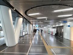 え？名古屋にも地下鉄が随分できたのに、まだこんな大きなバスターミナルがあるのか！と驚いた。確かに私が初めて名古屋に来た50年前には地下鉄は二本しかなく、市内の移動はバスしかなかった。しかし、現在は地下鉄路線も充実してきたのに、この地価の高い栄のど真ん中にこんなただっぴろいバスターミナルを作るなんてと、呆れてしまった。このバスターミナルは乗り慣れている人には便利かもしれないが、土地勘のないよそ者にはどこから乗ればよいか分からず、不便極まりない。乗り換えるはずだった栄13番バスは、降りてきたエレベータ真正面の2番乗り場からの発車と後から判明したが、到着直後はわからず、13時32分発を逃してしまった。ターミナルを端から端まで歩いて漸く案内を見つけ、2番乗り場発と分かった時は、次のバスは14時2分発だった。つまりこのバスターミナルのせいで40分以上ロスしてしまった。ところでバス代は、今朝笹島町でバスに乗る前に、「my route」というアプリで名古屋市バス全線一日乗車券デジタルチケットを二名分購入しておいた。一人620円で乗り放題となる。支払いには初めてトヨタウォレットを使用した。
