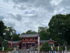 ずんずんと真っすぐ進んで八坂神社へ。