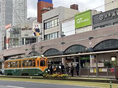 鹿児島天文館にやって来ました。
出発前に予習するまで“天文館”が繁華街だとは知らず、何となく雰囲気でプラネタリウム的な施設を予想していた私。お恥ずかしい。

路面電車を見ると必ず写真を撮りたくなります。