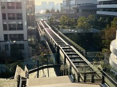 東京都立貿易産業センターのビルを抜けると階段があり、竹芝に到着しました。荷物がある時は、ビルのエスカレーターを使わせてもらうとよいのかな。