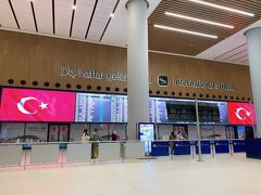 到着したのは、イスタンブール新空港。　かなり立派な建物ですよね。

まだ早朝なので閑散としています。