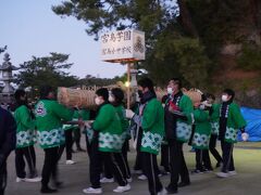 巨大な松明が持ち込まれます。