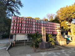 瀬戸神社前には恒例の赤提灯が整然と並ぶ(ドローンではない)。経緯は不明だが群馬の巨匠政治家中曽根康弘内閣総理大臣書の石塔が建つ。