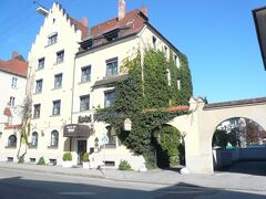 ＜(1泊)  ⑬泊目、 Romantik Hotel Fuerstenhofロマンチックホテル　フュルステンホフ＞ 　　　 
D-84034 Landshut 、Stethaimerstr.3 
Romantik Hotel全24室・3S星　、203号室（3階）＝Euro 110　。
TEL：49（0）871-92550　
http://www.fuerstenhof.la 

ミュンヘン空港まで30分・42kmとホテルのパンフレットにあったが、バイエルン王国の首都であったミュンヘンには70kmの距離だから、空港は手前にあり、ホテルからは近くて便利だ。

バイエルンで最も美しいゴシックの町ランツフートにあるロマンチックホテル（1906年開業）にはミシュラン１星のレストラン”Fuerstenzimmerフュルステンツィマー（領主の間）”（Jugendstil ユーゲントシュティール様式が見られる）があり、旅の最後の日に相応しいホテルである。
レストランは日曜と、月曜日の昼が休みなので、火曜日に宿泊・食事ができるように行程をわざわざ調整した。それに応えるだけのホテルです。

若く、才能あるオーナーシェフ夫妻がこのホテルにかける意気込みと美意識が隅々まで感じられたホテルだった。

【Jugendstilユーゲントシュティールとは；青年派様式若しくは青春様式とも訳している。1897～1910におけるドイツの芸術思潮である。その19世紀末の芸術は一種退廃的とも云われる芸術で、曖昧且つ曲線的表現を駆使している。
フランス語で言うアール・ヌーヴォーもそれに近い。Passauガラス博物館でもその作品群を見ることができたが、ウイーンで名高いクリムトの絵画がその代表であり、建築でも独特の色彩とデザインを持った建物がウイーンの町に見られる】

写真はLandshutランツフート：Romantik Hotel Fuerstenhofロマンチックホテル　フュルステンホフの前景