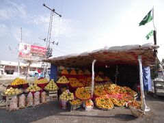 ジョーリヤーンから、最初に車を降りた博物館の方まで戻ります。途中オレンジがたくさん売られていました。