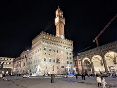 ヴェッキオ宮殿 (Palazzo Vecchio)。

今回は、ここに「秘密の通路ツアー」という興味深いガイドツアーがあるので、もちろん予約して来てますよん！！

たーのーしーみー！
