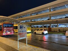 東京から行きは３時間かかって那覇空港へ。14:30発だったので到着時には外は既に暗くしかも雨。空港からは事前に予約していたABCレンタカーの送迎バスで一旦移動。