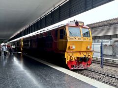 【ハジャイ国鉄駅】

ディーゼル列車が大きな音を立てて、ホームに滑り込んできました。

私は、30年以上前、ここから列車に乗り、もっと南のスンガイコーロクとか、マレーシアを横断して、シンガポールまで行った記憶があるし。