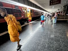 【ハジャイ国鉄駅】

最近は、空路も安くて便利なので、シンガポールまでの列車の乗り入れは無くなったと聞く...

それにしても、タイの国鉄のホームは、もともと素材に金を掛け造りがしっかりしているのか、ゴミ一つ落ちていなく、ツルツルで気持ちが良い...

他の途上国の駅の様に、（古いながらも）不潔さ、不快さを殆ど感じない...これも国民性ゆえか...