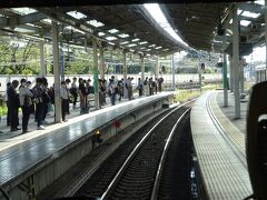 玉川上水駅は２面３線の駅。
珍しく、この駅で折り返す電車が主に使う中線に入線した。