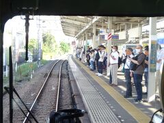 ２面４線の駅で、外側の２線が拝島線、内側の２線が国分寺線。