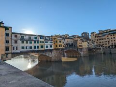 あー、この橋は思い出した！

ヴェッキオ橋 (Ponte Vecchio)。

上に、ズラッと宝飾屋さんが並んでいる、アルノ川に架かった橋なんだよ。

前回来た時ここで買った、純銀製のシュガーポット、まだ家にあるわ。
