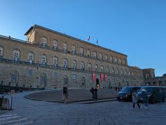 今日は、この橋を渡ったところにあるここ、ピッティ宮殿 (Palazzo Pitti) からスタート！
https://www.uffizi.it/en/pitti-palace

今日は、月に一度の第一日曜日。
公営美術館が無料になる、大切な日なのよー！


ユーロが高過ぎて、日本円が弱過ぎて、毎日出費にドキドキしちゃうから、今日はここぞとばかりに有料美術館を巡るスケジュールにしてあります！w

まずは、一番奥のチケット売り場に行ってみる。
