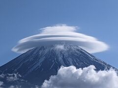 竜ヶ岳の展望台で撮影した、笠雲の富士山です。迫力ありました。
