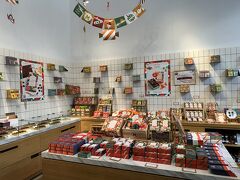 チェックしていたお土産屋さんに立ち寄ります。
ハノイの高級チョコ店「MAROU（マーロウ）」。
ベトナムは、コーヒーが有名ですが、チョコも高品質。
日本で買う少しお高めのチョコと同じ価格帯。