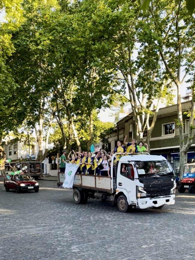 大通りではなにかのスポーツチームの優勝を祝うパレードが。元気です。