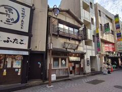 酒悦の北の角を左に切れたところにある、仲通り商店街。
ここに江戸蕎麦の老舗があります。
