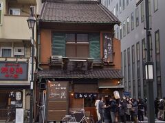 場面はガラッと変わって、ここは日本橋の穴子の老舗。
（小路を挟んだ東隣の店にも長い列。）