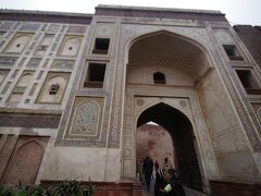 シャーラマール庭園と合わせて世界遺産に登録されているラホールの城塞も外国人は入場料500ルピーです。ここでは英国人を数人見かけましたが、ほぼ全ての観光客はパキスタンの人たちでした。