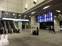 バスタ新宿に到着。ＪＲ新宿駅から直結しているので楽に行けます(^_-)-☆。
エスカレーターで一気に４階の乗り場へ。