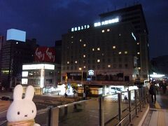 新阪急ホテルへとっとと歩きます！
関西空港行きのリムジンバスの出発地なんです。

関空へ急がなければならない理由があるんです！