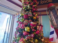 ボン・ボヤージュのクリスマスツリーにはおもちゃがいっぱい付いてて可愛いですね

ランドホテルの売店も覗いてみましたが、クリスマスグッズは無し…これは少し嫌な予感が…

ディズニーランドステーションから各駅でスーベニアメダル買うために2デイのフリーきっぷを購入

