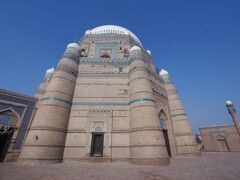 翌日ムルターンの観光をしようと思い外出しようとすると、警察の護衛が必要とのことで、警察車両の先導と、チンチー（トゥクトゥク）でルクネ・アッラームの霊廟に行きます。到着後は英語を話せる警察官の案内で観光しました。