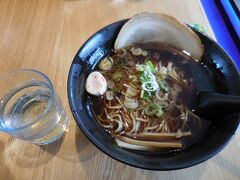 　醤油ラーメンを食べました。叉焼が大きいです。スープもそんなにくどく無いのが好きです。
