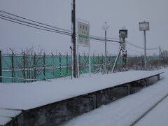 　ちょっと瑞穂駅へ。簡素なホームの無人駅ですが、きちんと除雪されています。雪の日でもけなげに列車が走っています。