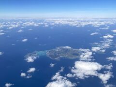 そして2時間半ほど過ぎると沖縄の海！
眼下は伊是名島